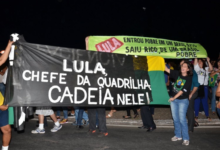 Manifestantes protestam em Brasília contra nomeação de Lula (Foto: Renato Cosra/Folhapress)