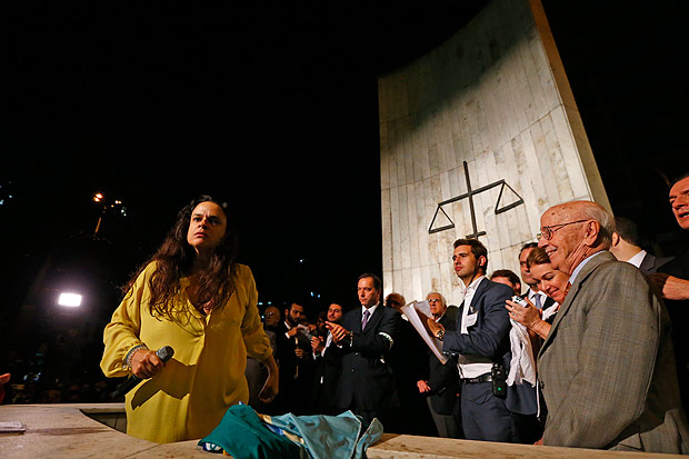 Janaína Paschoal durante o discurso no Largo do São Francisco (Foto: Fabio Braga/Folhapress)