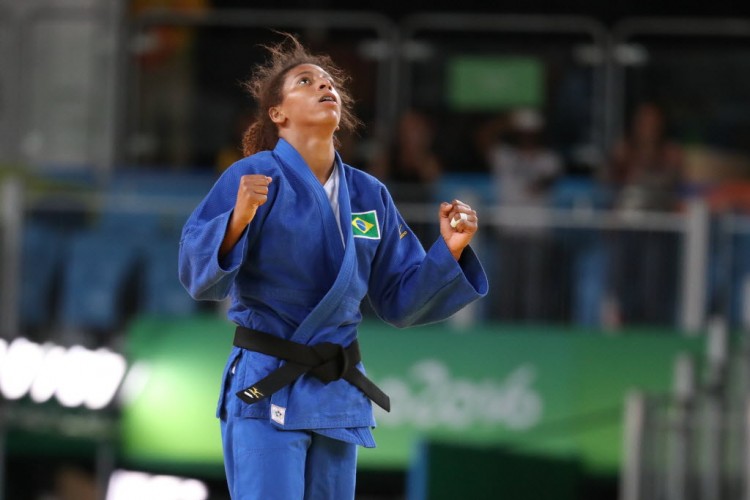 A judoca Rafaela Silva, 24, conquistou a medalha de ouro nesta segunda-feira (8) na categoria leve (até 57 kg)