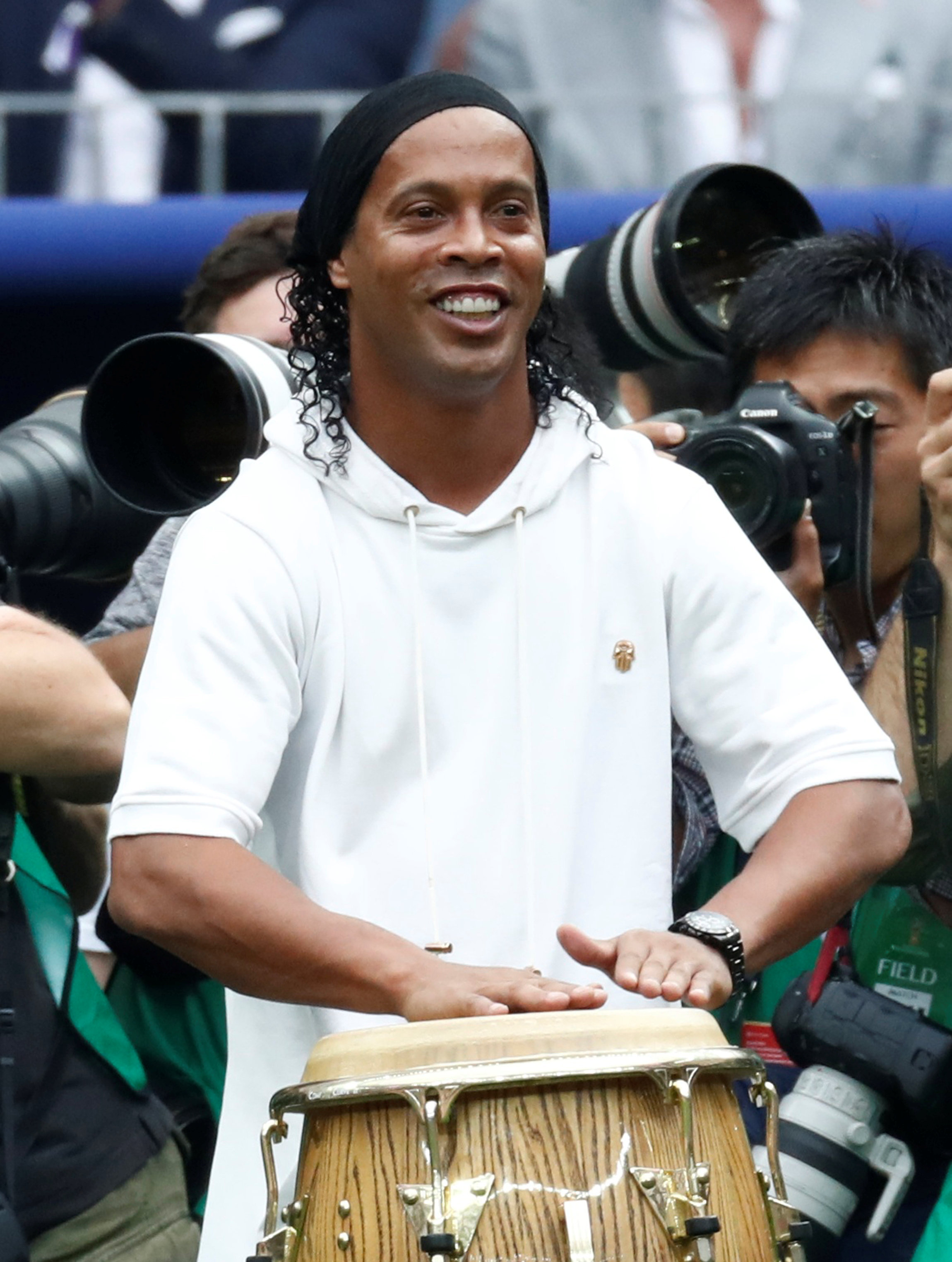 Rolê aleatório: Ronaldinho Gaúcho ganha Aston Martin de sheik