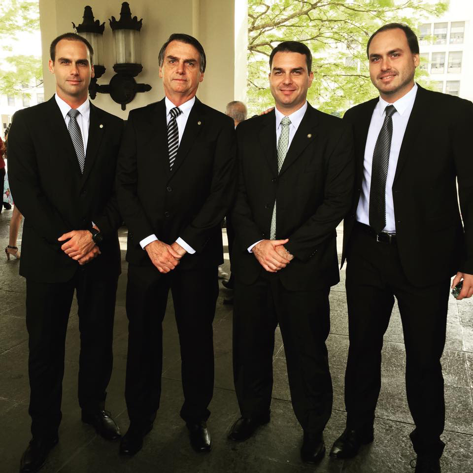 Perfis da família Bolsonaro nas redes têm boom com facada, eleições e