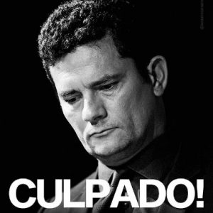 Imagem em preto e branco mostra fotografia de Sergio Moro cabisbaixo e escrito em caixa alta: culpado!